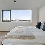 Casiola - Spacious 3 Bedroom With Private Garage Apartment