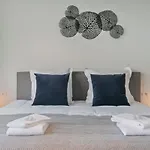 Casiola - Spacious 3 Bedroom With Private Garage Apartment *