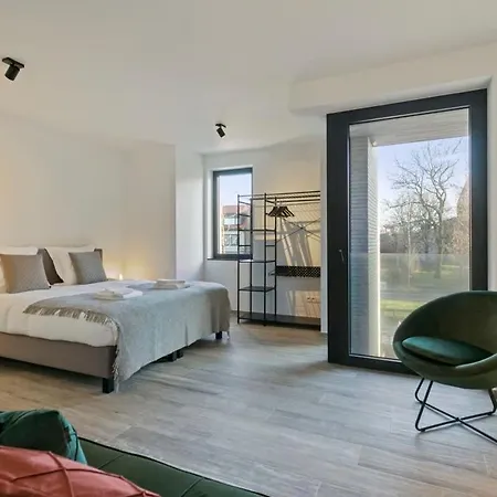 Huswell - Spacious 3 Bedroom With Private Garage *