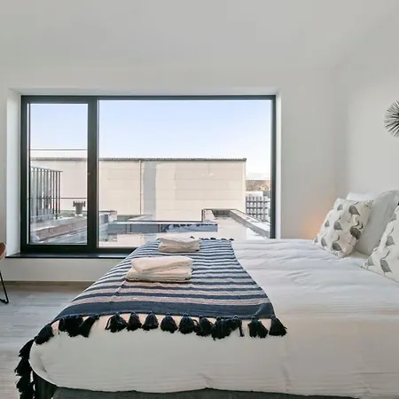 Casiola - Spacious 3 Bedroom With Private Garage *