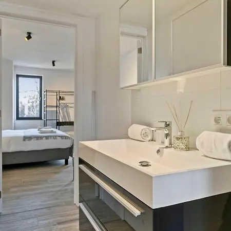 Casiola - Spacious 3 Bedroom With Private Garage 克诺克－海斯特