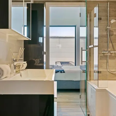 Casiola - Spacious 3 Bedroom With Private Garage