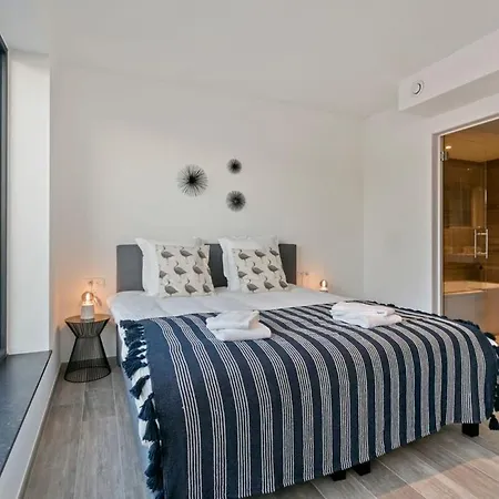 Huswell - Spacious 3 Bedroom With Private Garage Διαμέρισμα *