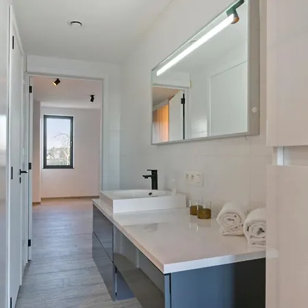 Casiola - Spacious 3 Bedroom With Private Garage 克诺克－海斯特