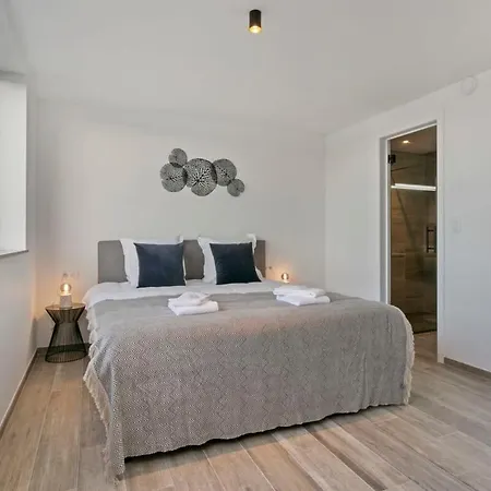 Casiola - Spacious 3 Bedroom With Private Garage 公寓