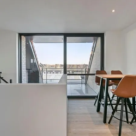 Casiola - Spacious 3 Bedroom With Private Garage *