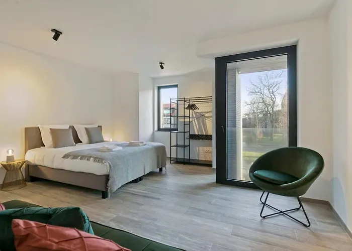 Huswell - Spacious 3 Bedroom With Private Garage *