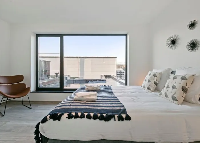 Huswell - Spacious 3 Bedroom With Private Garage *