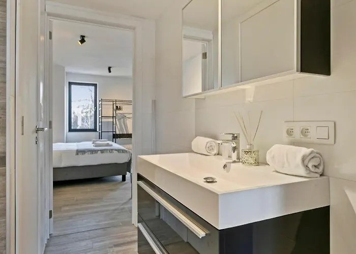 Huswell - Spacious 3 Bedroom With Private Garage クノック・ヘイスト