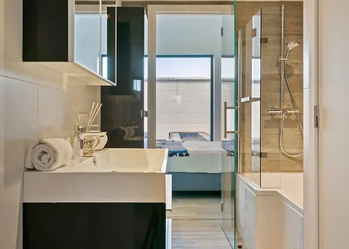 Huswell - Spacious 3 Bedroom With Private Garage