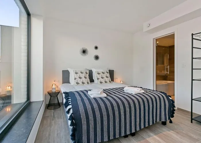 Huswell - Spacious 3 Bedroom With Private Garage アパート *