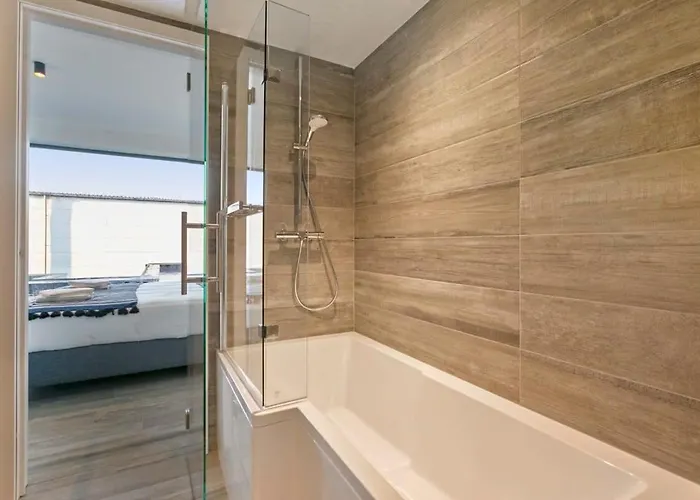 Huswell - Spacious 3 Bedroom With Private Garage Διαμέρισμα