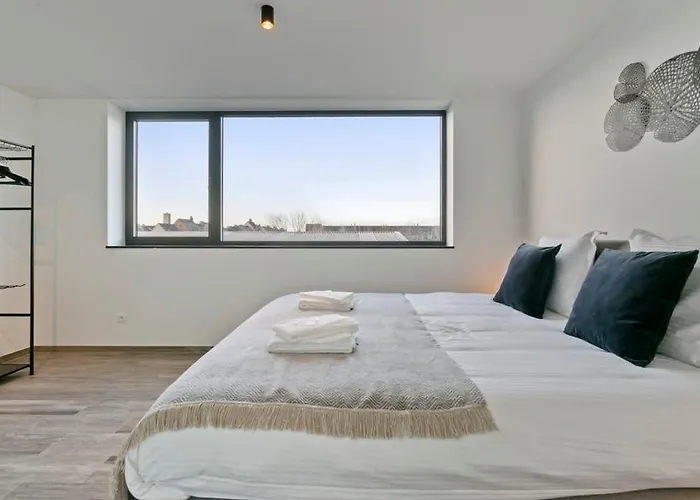 Huswell - Spacious 3 Bedroom With Private Garage アパート