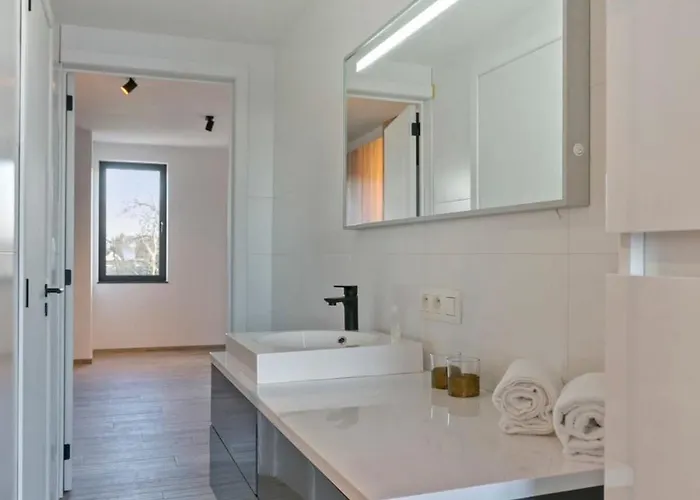 Huswell - Spacious 3 Bedroom With Private Garage クノック・ヘイスト