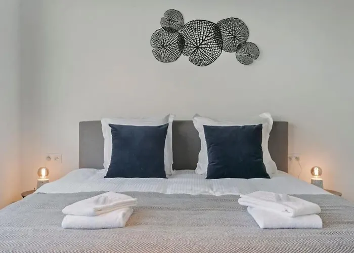 Huswell - Spacious 3 Bedroom With Private Garage アパート *