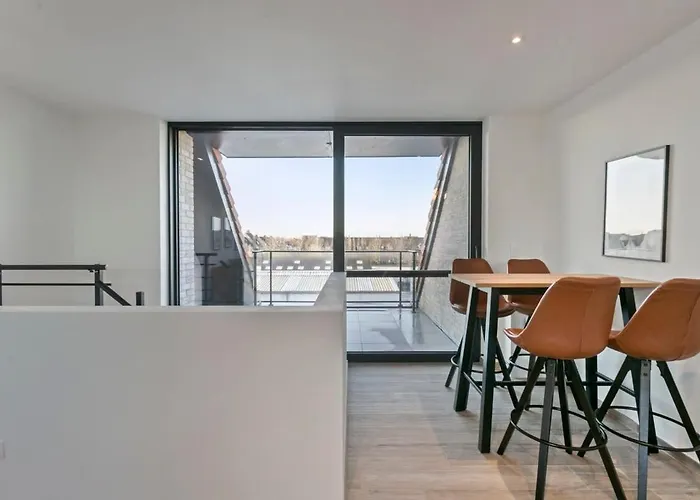 Huswell - Spacious 3 Bedroom With Private Garage *