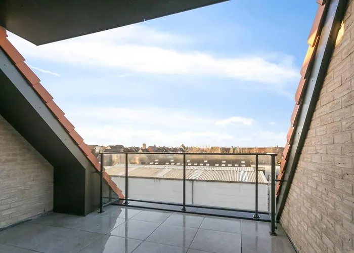 Huswell - Spacious 3 Bedroom With Private Garage *